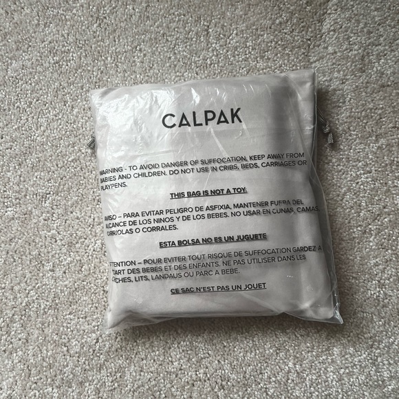 Unopen Calpak sold out Brand new travel Wallet + purse bag - Picture 5 of 5